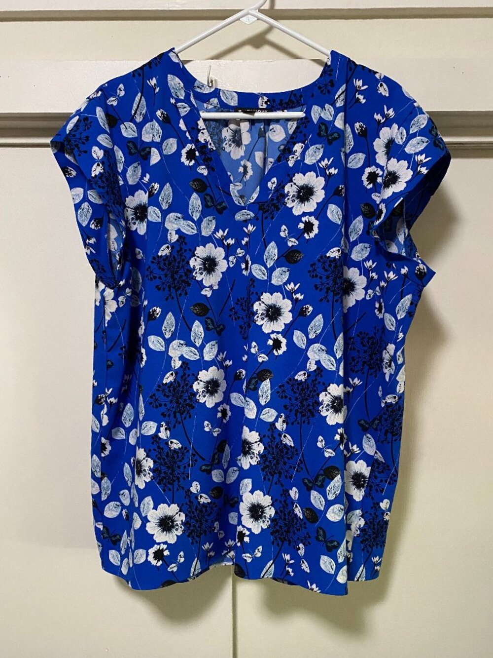 NWOT - Hilary Radley, royal blue blouse w/black & white flowers, size XXL
